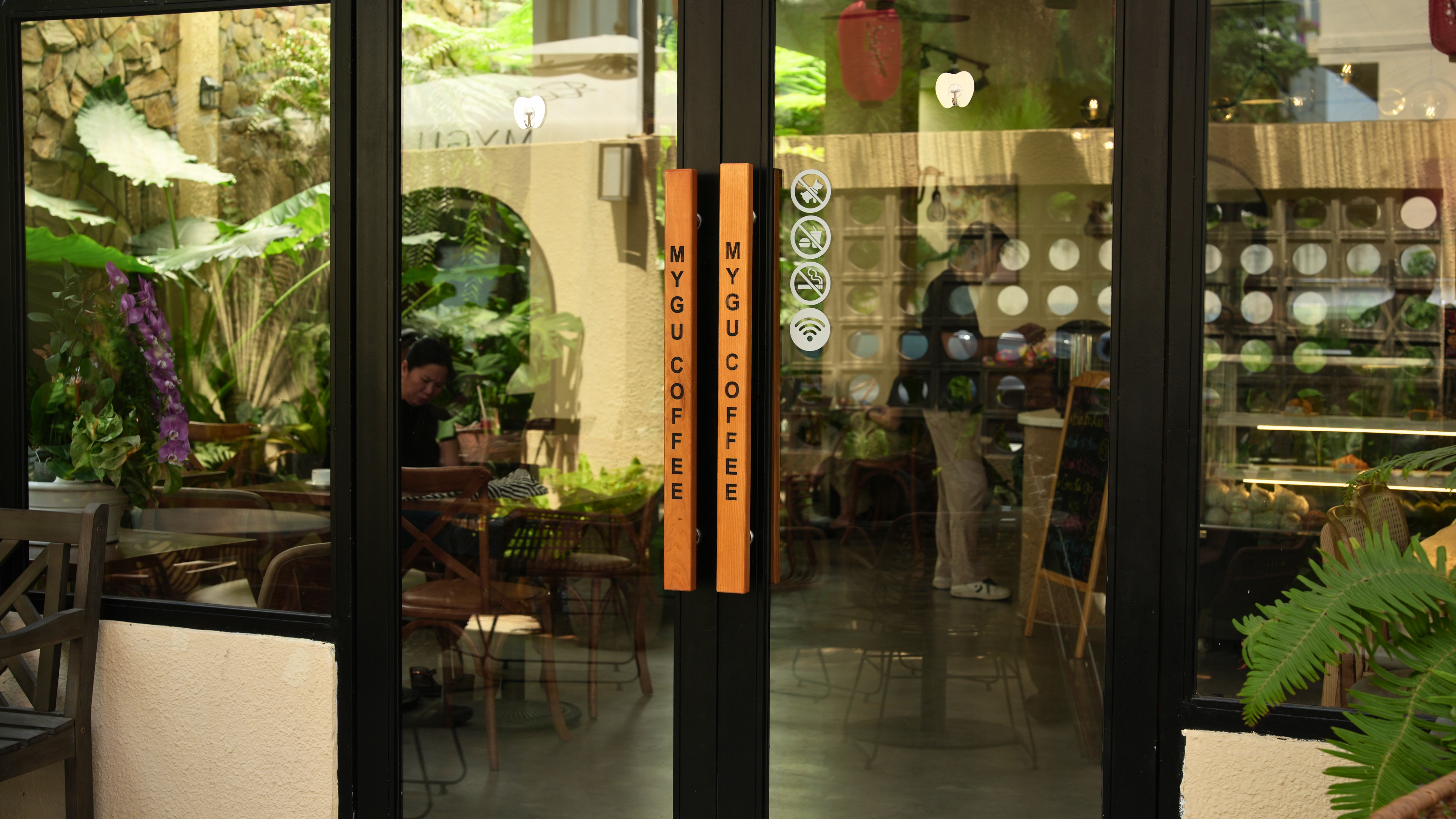 cửa quán cafe.jpg