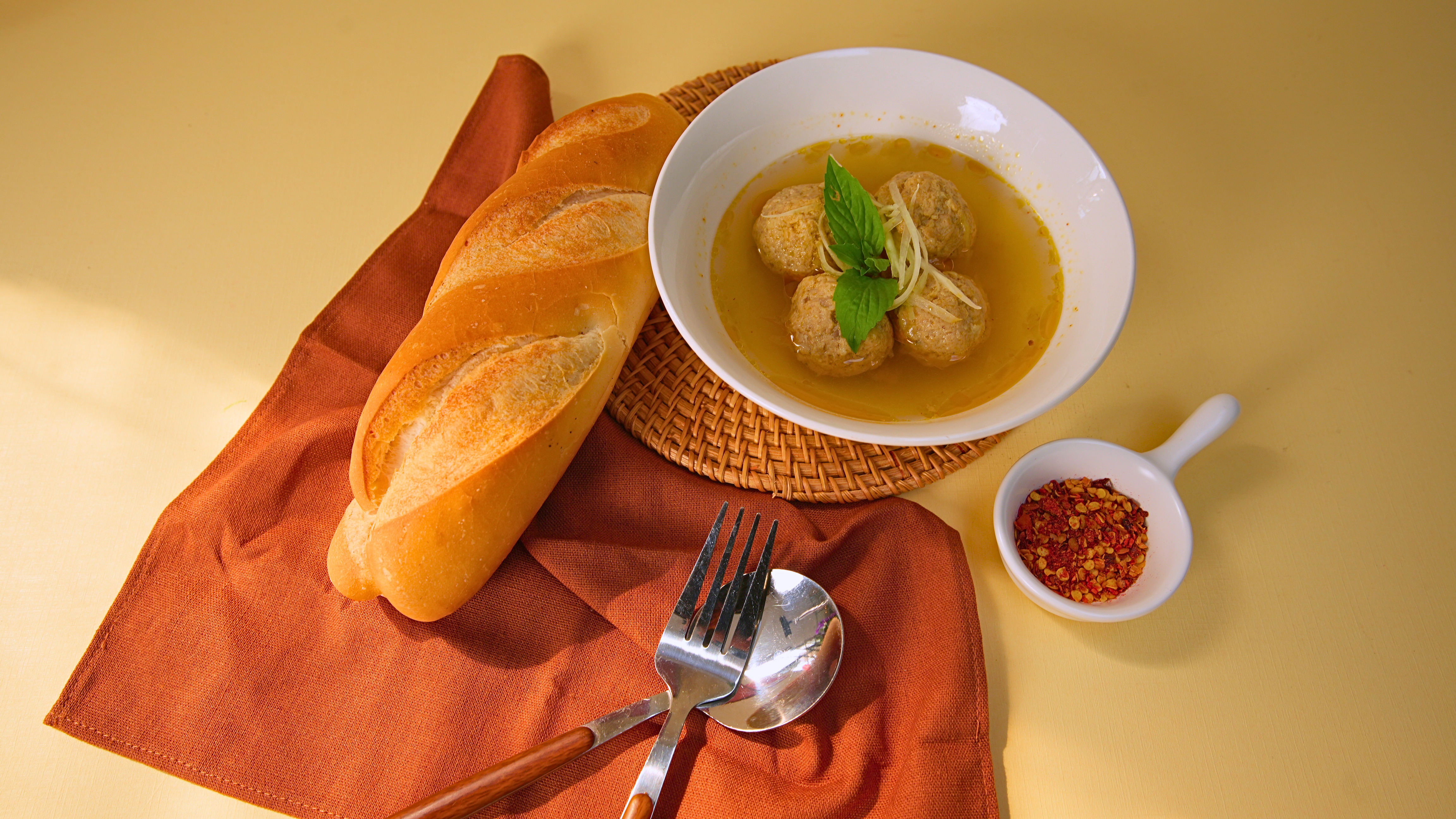bánh mì thịt viên.jpg