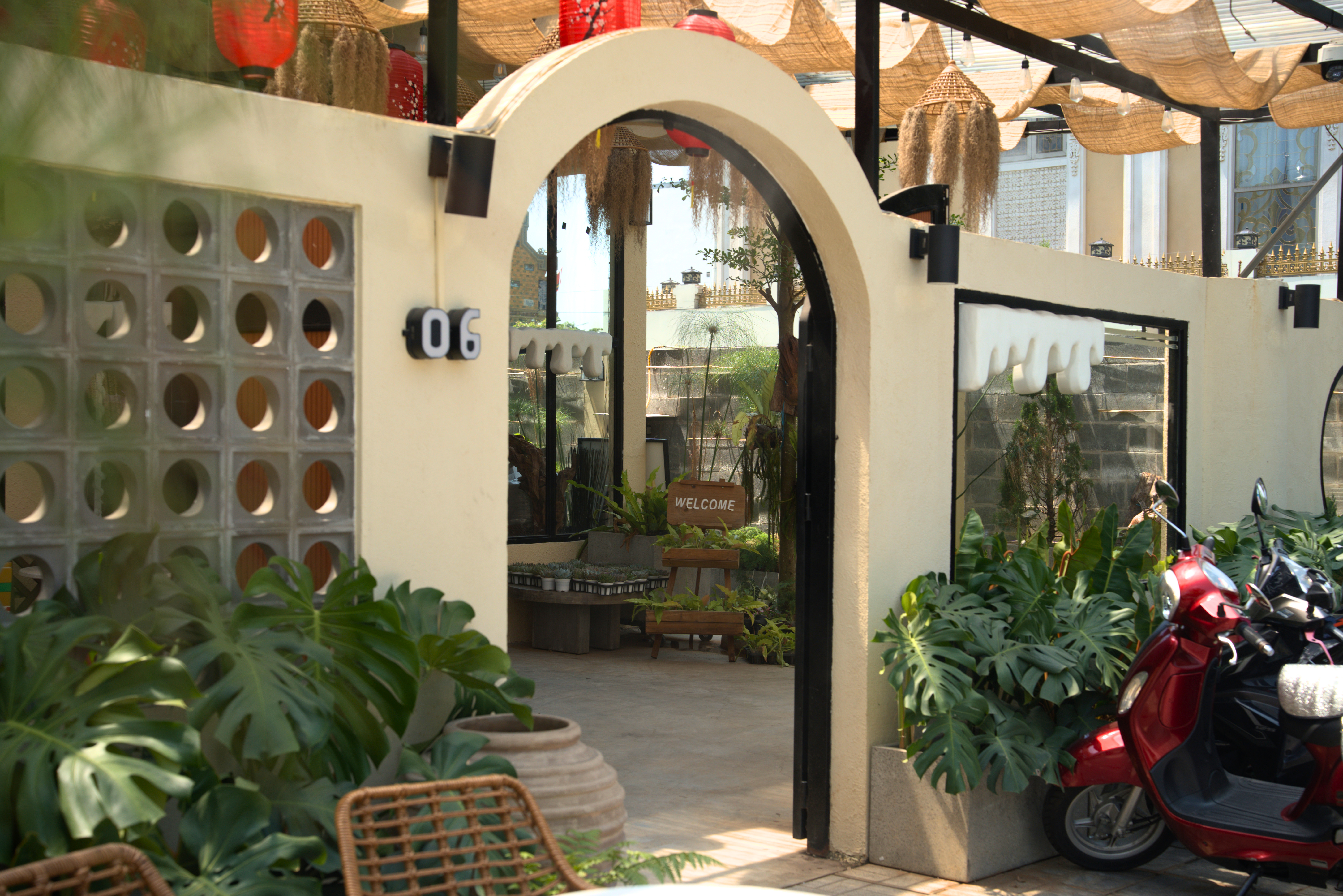 cổng quán cafe.jpg