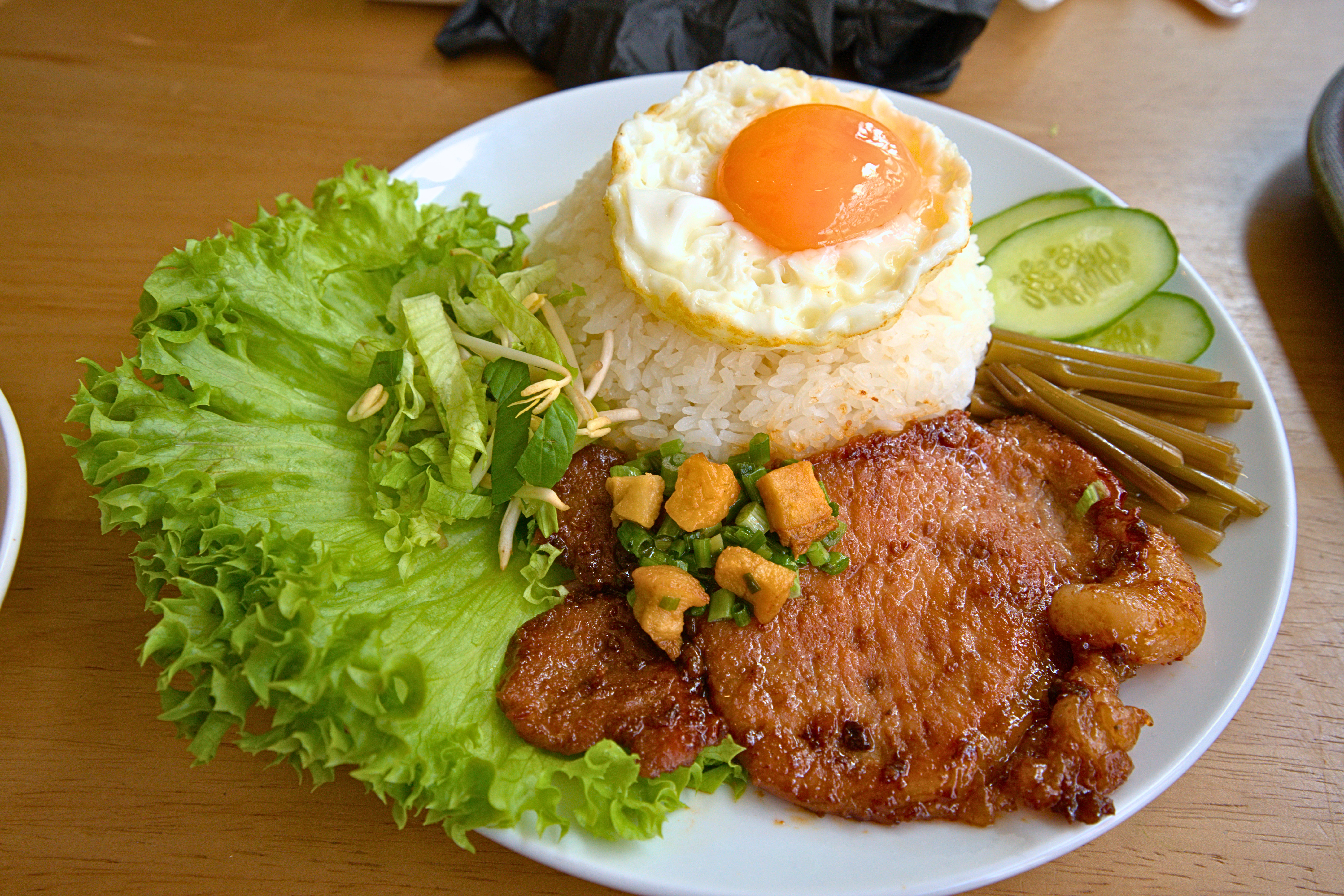 cơm tấm sườn trứng.jpg